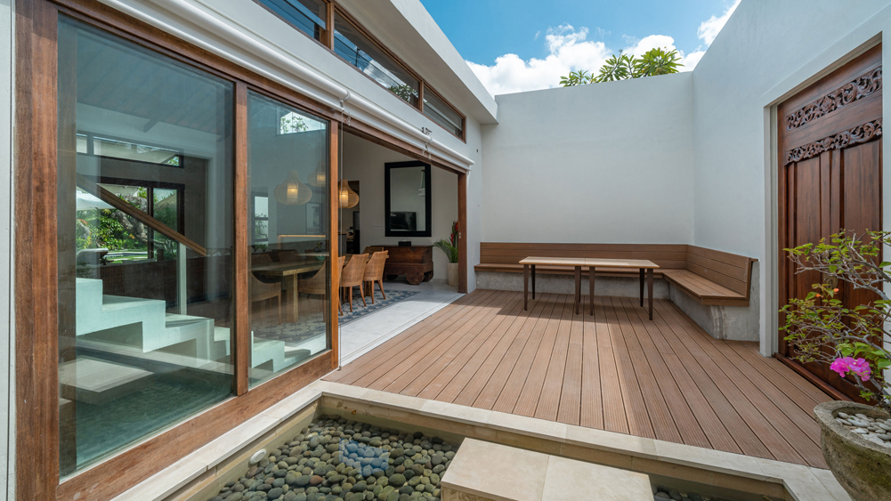 Villa Emmy - Breezy open foyer